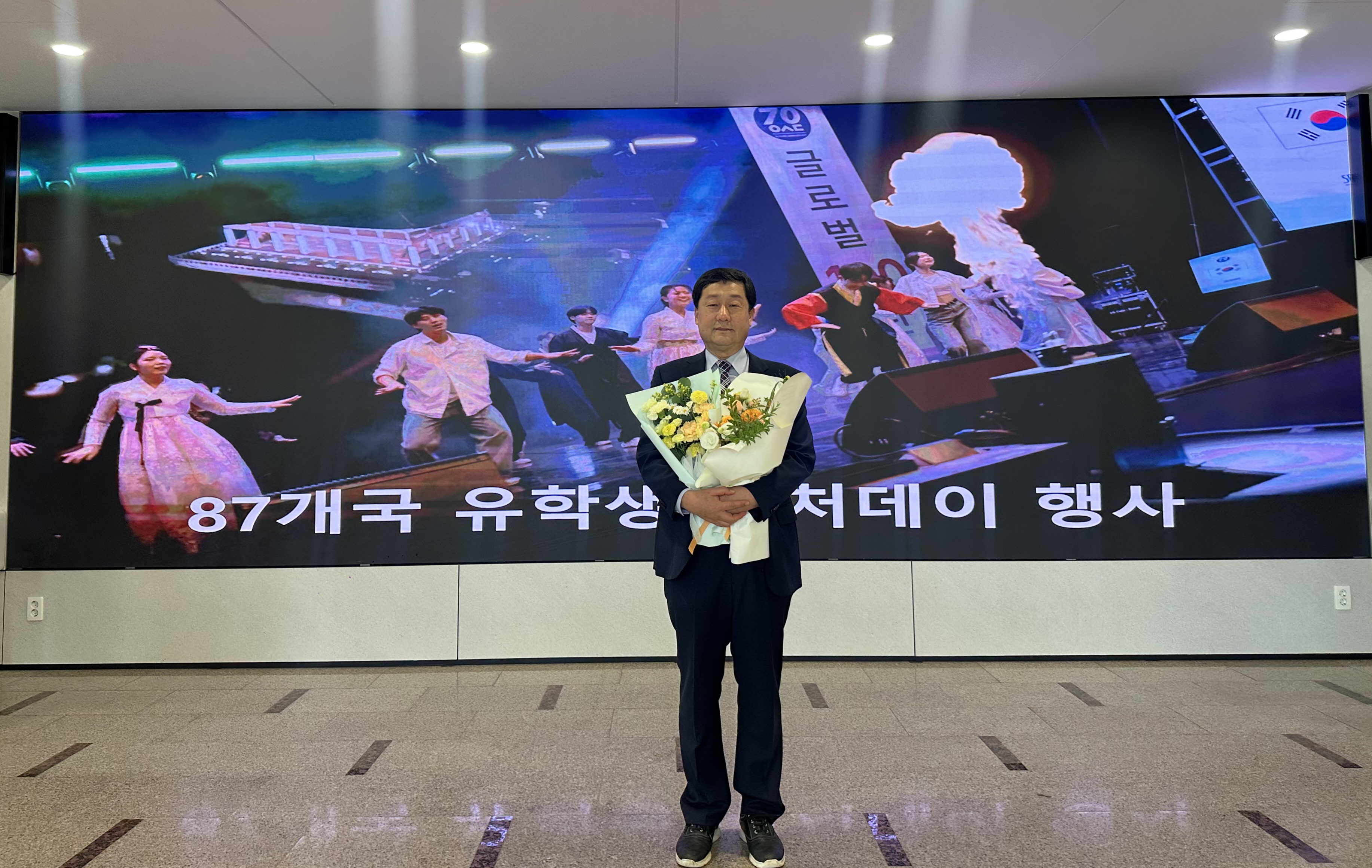 학과장님 30주년 근속 수상 축하 드립니다.